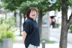紺色の服を着た女性