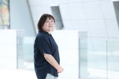 紺色の服を着た女性