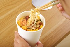 高齢者や介護中の食事に「カップラーメンはどうなの？」選び方や食べ方の工夫を管理栄養士が提案