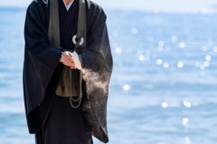 海に散骨する和尚