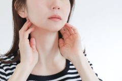 ズキッとする首の痛みは筋肉が原因？　整形外科医が教える「1日30秒の胸鎖乳突筋つまみ」でほぐす首のセルフケア