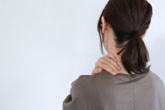 《頭を傾けると首に27kg相当の負荷？》整形外科医が教える首痛を防ぐ「上を向く生活」とお手軽な体幹ケア