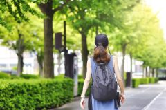 歩く女性