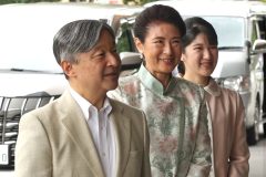 愛知・名古屋アジア大会の馬術競技の会場に到着された天皇皇后両陛下と愛子さま（2026年10月3日、撮影／代表撮影）