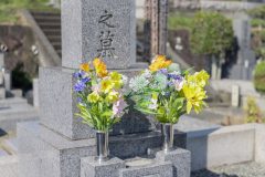 お墓参りは回数にとらわれず、自分の体調やペースに合わせて（Ph／イメージマート）