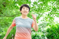 大きく手を振って歩く女性