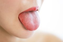 舌を出している