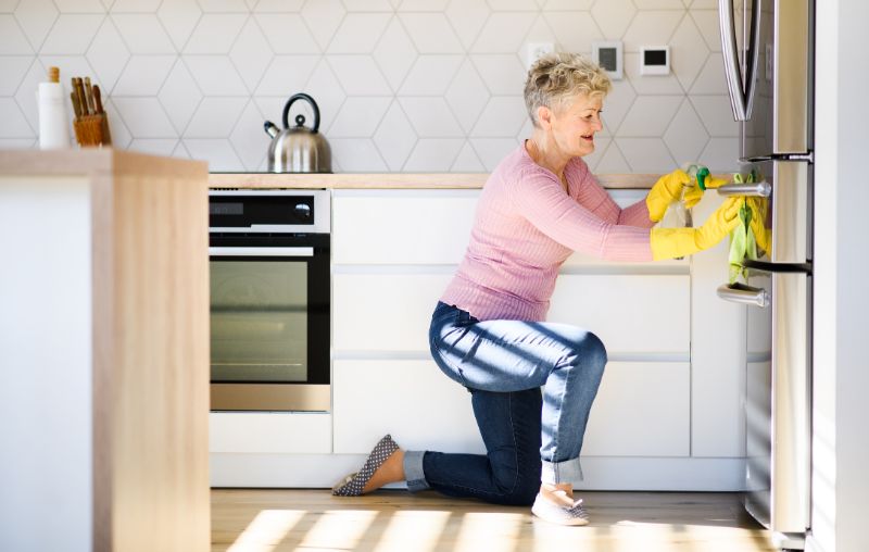 冷蔵庫の掃除をするシニア女性